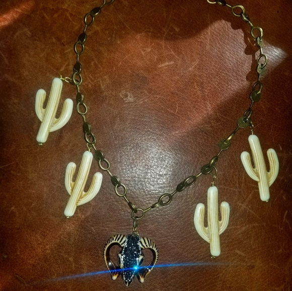 VINTAGE RUSTIC CACTUS & RAM NECKLACE - Picture 2 of 2